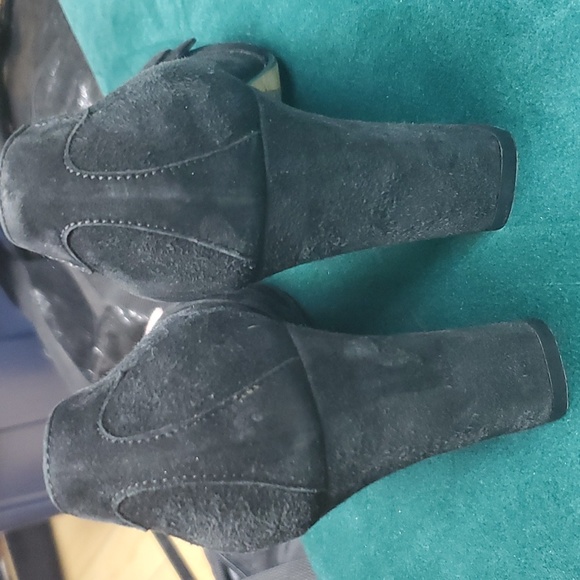 Adorable Italian Taryn Rose black & pink plaid round toe heels. - Picture 11 of 14